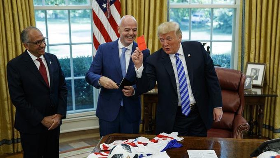 
Tổng thống Mỹ Donald Trump giơ thẻ đỏ về phía các phóng viên có mặt tại Nhà Trắng. (Ảnh: Twitter)
