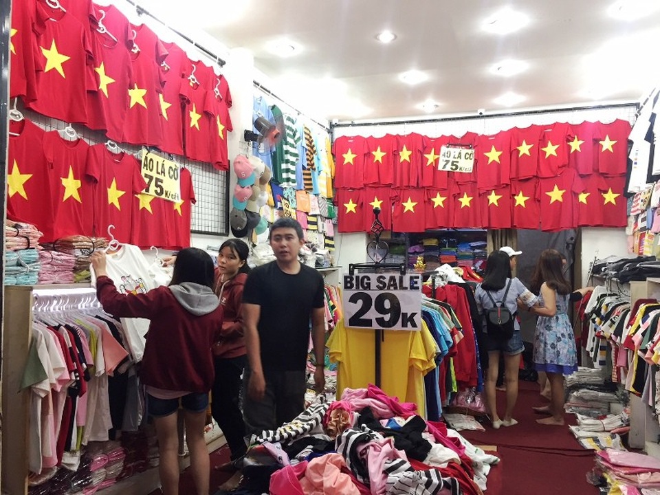 Đồ cổ vũ bóng đá bán đắt như “tôm tươi”, cửa hàng kiếm vài chục triệu/ngày - 2 Đồ cổ vũ bóng đá đắt hàng như “tôm tươi” tại TPHCM.