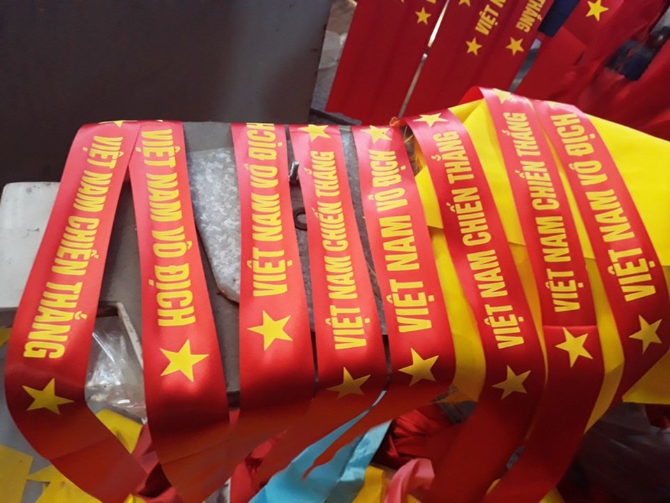 Đồ cổ vũ bóng đá bán đắt như “tôm tươi”, cửa hàng kiếm vài chục triệu/ngày - 1 Băng rôn cổ vũ cũng được dân kinh doanh nhập về hàng loạt để phục vụ khách hàng.