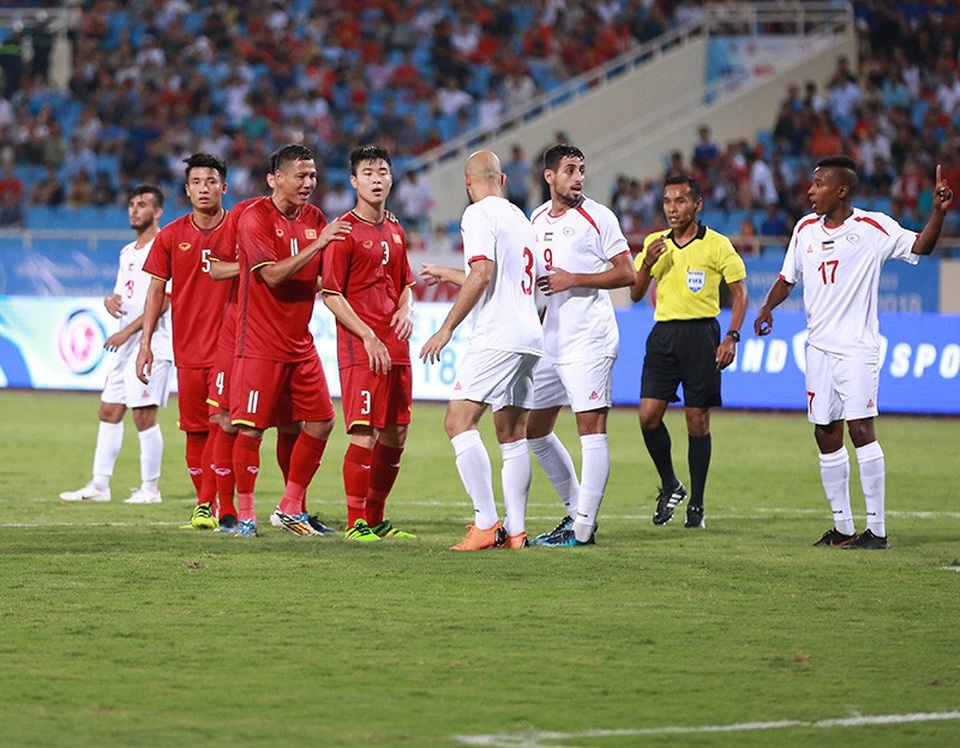 Olympic Việt Nam 2-1 Olympic Palestine: Anh Đức, Công Phượng ghi bàn - 9
Trận đấu căng thẳng ngay từ những phút đầu - Ảnh: An An