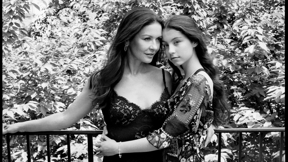 Ngỡ ngàng với nhan sắc xinh đẹp của con gái Catherine Zeta-Jones - 4 Ngỡ ngàng với nhan sắc xinh đẹp của con gái Catherine Zeta-Jones - 4