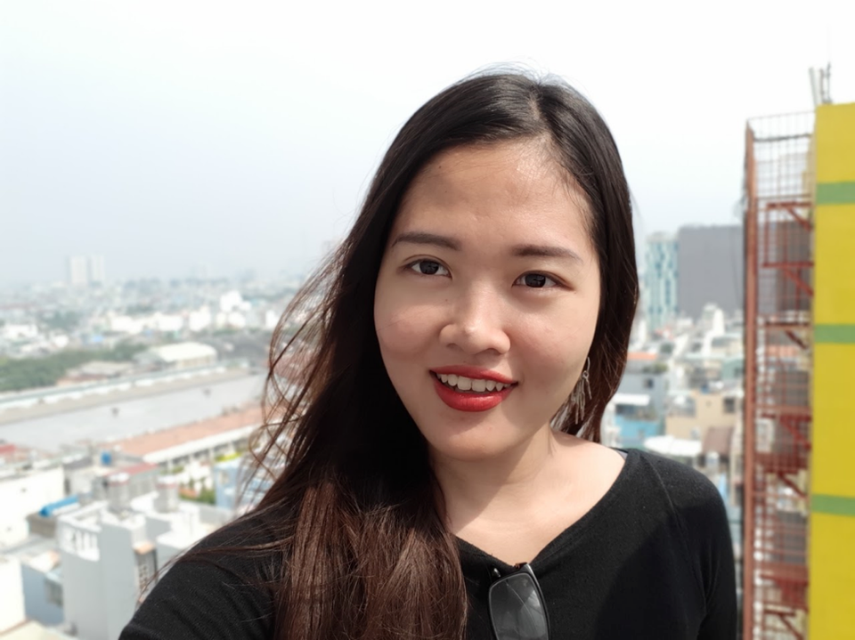 Trải nghiệm hình ảnh xứng đáng trên Galaxy J8 - 5
Ảnh chụp thử từ camera trước của Galaxy J8, vẫn là khả năng xử lí viền cực đỉnh và làm đẹp không bị mất chi tiết làn da