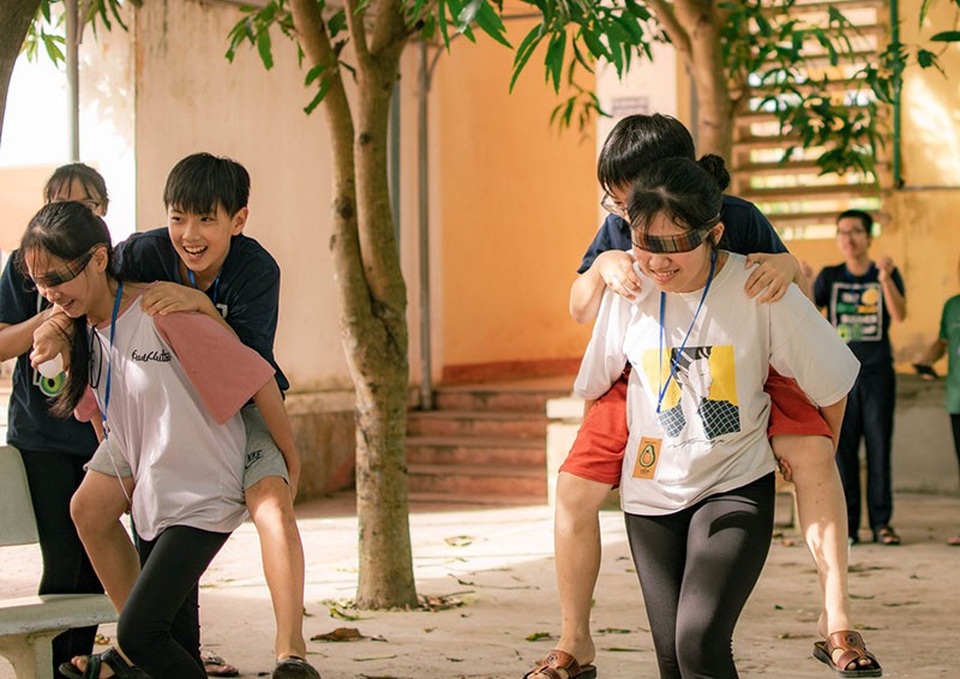 Hai nữ sinh tổ chức trại hè bổ ích cho học sinh THCS - 3