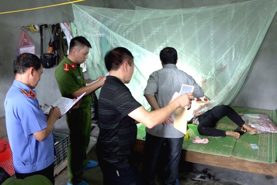 
Lực lượng chức năng đang điều tra hiện trường vụ án mạng
