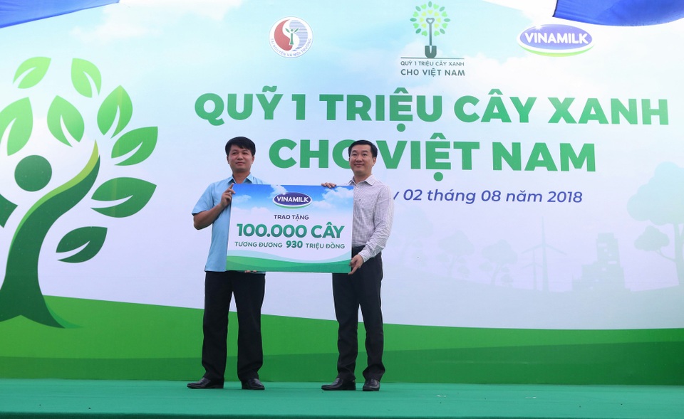 100.000 cây xanh được trồng tại Khu Di tích lịch sử quốc gia Nà Tu – Bắc Kạn - 3 Ông Đỗ Thanh Tuấn – Giám đốc Đối Ngoại Vinamilk trao bảng tượng trưng tặng 100.000 cây cho ông Ông Nông Quang Nhất - Giám đốc Sở Nông Nghiệp & Phát triển nông thôn tỉnh Bắc Kạn