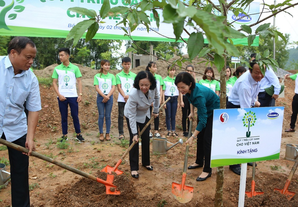 100.000 cây xanh được trồng tại Khu Di tích lịch sử quốc gia Nà Tu – Bắc Kạn - 5 Bà Trương Thị Mai – Ủy viên Bộ Chính trị, Bí Thư Trung ương Đảng, Trưởng Ban Dân vận Trung ương và bà Bùi Thị Hương – Giám đốc Điều hành Vinamilk cùng các đại biểu trồng cây tại khu Di tích lịch sử cấp Quốc gia Nà Tu, tỉnh Bắc Kạn.