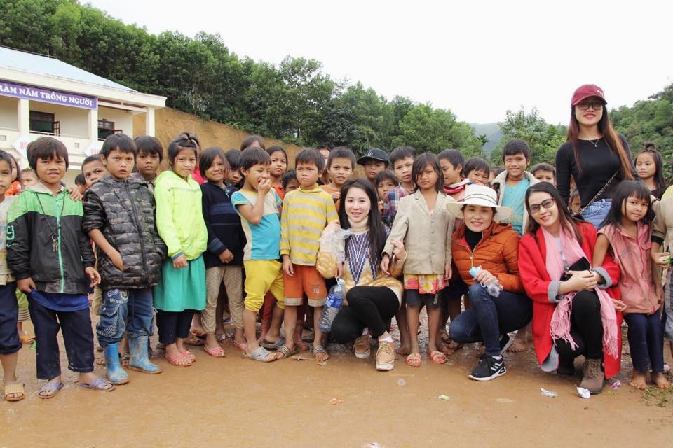 Đồng hành cùng Mẹ Ken trên những cung đường thiện nguyện - 1
Mẹ Ken cùng các em nhỏ tại Quảng Nam