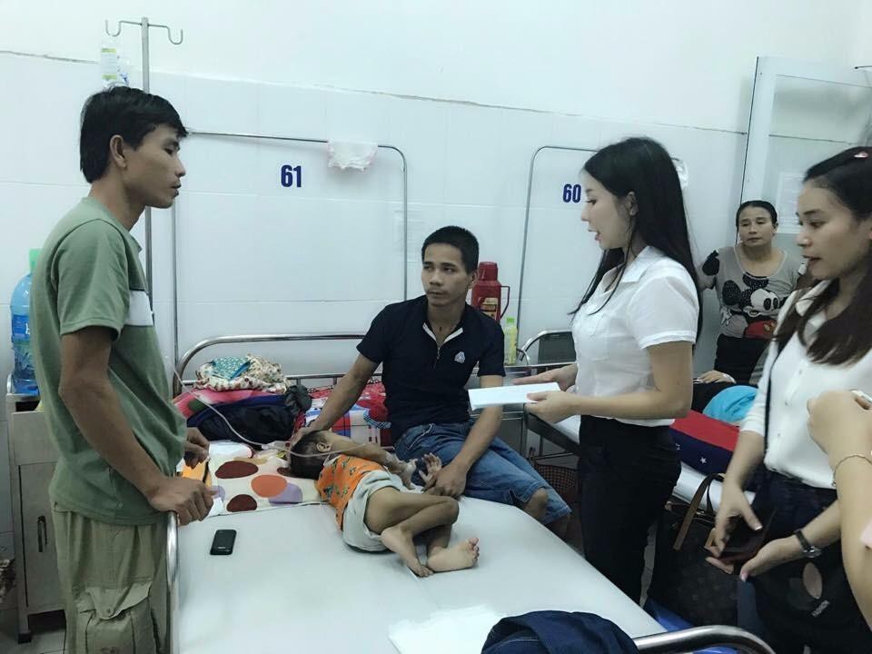 Đồng hành cùng Mẹ Ken trên những cung đường thiện nguyện - 6
Mẹ Ken còn tổ chức các buổi thăm hỏi và hổ trợ phần nào gánh nặng cho các bệnh nhân nghèo.