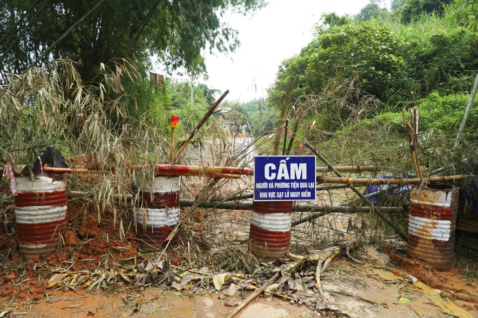 Thêm nhiều đường, nhà nứt toác, chực sập xuống sông Đà - 1
Ngày 3/8, mặt đường tỉnh lộ 445 đoạn qua xóm Máy Giấy (xã Dân Hạ) vẫn đang tiếp tục bị sạt lở nghiêm trọng, chính quyền địa phương đã phải đặt biển cấm các phương tiện qua lại.