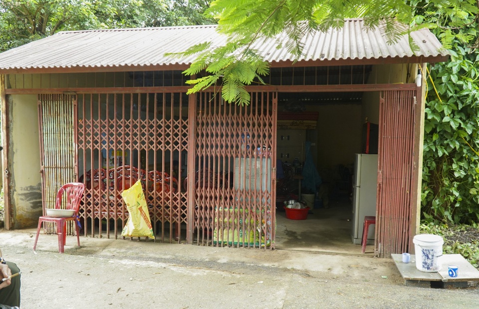 Thêm nhiều đường, nhà nứt toác, chực sập xuống sông Đà - 11
“Hai năm vừa qua, tình trạng sạt lở ngày càng nặng hơn, nhưng kinh tế gia đình không có nên ở liều như vậy. Đến năm nay, nhà bị sạt lở to hơn và không thể ở lại, nên phải chuyển sang ở nhờ phòng bảo vệ của nhà máy giấy. Hiện tại gia đình tôi và gia đình em trai ở chung 1 phòng”, chị Hà Thị Kim Dung chia sẻ.