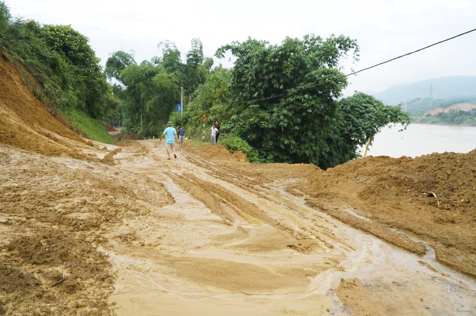Thêm nhiều đường, nhà nứt toác, chực sập xuống sông Đà - 2
Ngày 30/7, tình trạng sạt lở đất do mưa lũ kéo dài nhiều ngày đã khiến 4 hộ dân với 10 nhân khẩu tại xóm Máy Giấy phải di dời khẩn cấp. Do tình hình thời tiết diễn biến phức tạp, đêm 31/7 chính quyền địa phương phối hợp di dời tiếp 4 hộ dân nằm trong diện cảnh báo nguy hiểm.