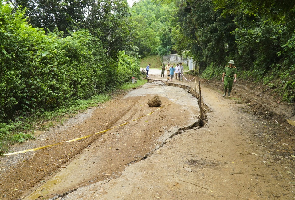 Thêm nhiều đường, nhà nứt toác, chực sập xuống sông Đà - 3 Mặt đường tỉnh 445 xuất hiện vết nứt kéo dài khoảng 100 m, rộng 20 cm. Khu vực lún diện tích khoảng 300 m2 và có nguy cơ trượt xuống sông Đà