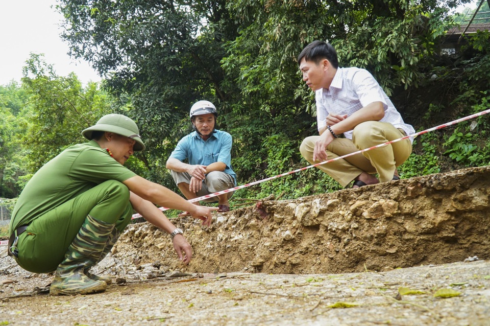 Thêm nhiều đường, nhà nứt toác, chực sập xuống sông Đà - 4
Chia sẻ với PV, Trung tá Bùi Mạnh Hà – Phó trưởng Công an huyện Kỳ Sơn cho biết: “Hiện tại, chính quyền địa phương đã sắp xếp chỗ ăn, chỗ ngủ cho 8 hộ dân ở khu vực nhà máy giấy nằm tại xóm Máy Giấy, để bà con có điều kiện ổn định cuộc sống”