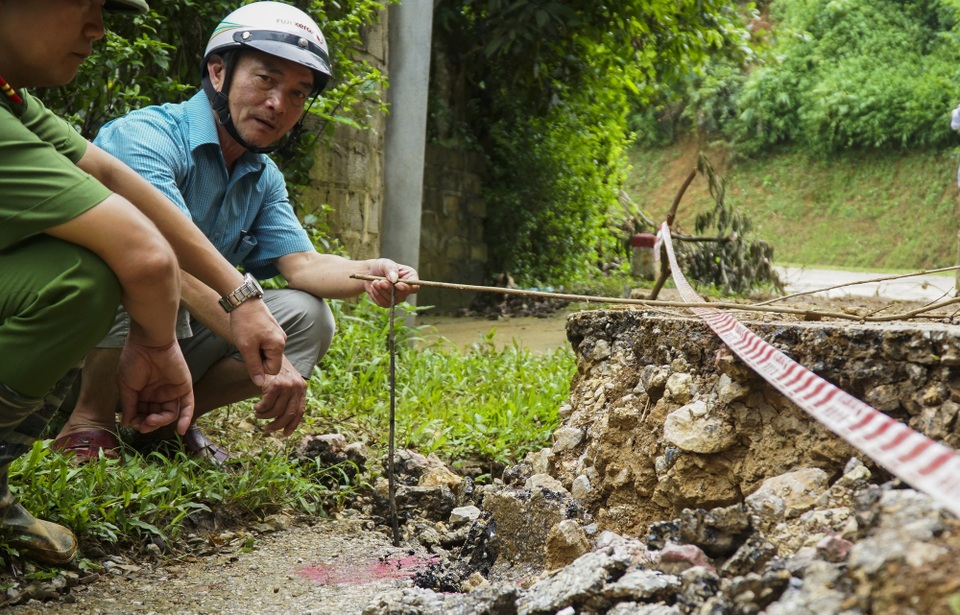 Thêm nhiều đường, nhà nứt toác, chực sập xuống sông Đà - 5
Đoạn lún sâu nhất lên tới 60cm so với mặt bằng ban đầu