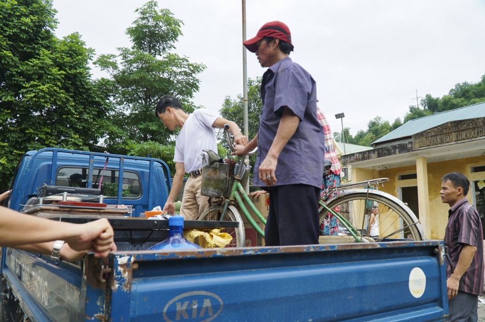 Thêm nhiều đường, nhà nứt toác, chực sập xuống sông Đà - 10
Đến thời điểm hiện tại, có một gia đình đang ở nhà văn hóa xóm Máy Giấy, hai gia đình ở tại khu nhà công vụ nhà máy giấy, năm hộ còn lại di chuyển đến nhà người thân ở quanh xóm.