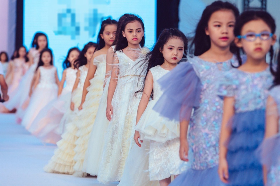 “Bản sao” siêu mẫu số 1 châu Á Liu Wen lọt Top lần đầu chinh chiến quốc tế - 4 Cuộc thi tìm kiếm người mẫu CPlan năm nay quy tụ hơn 70 thí sinh đến từ nhiều quốc gia: Malaysia, Singapore, Trung Quốc và Việt Nam. Được tổ chức chuyên nghiệp với 3 vòng thi: Trang phục biển - Trang phục Chủ đề Cuộc thi - Trang phục dạ hội nhằm giúp các em phát huy hết khả năng bản thân.