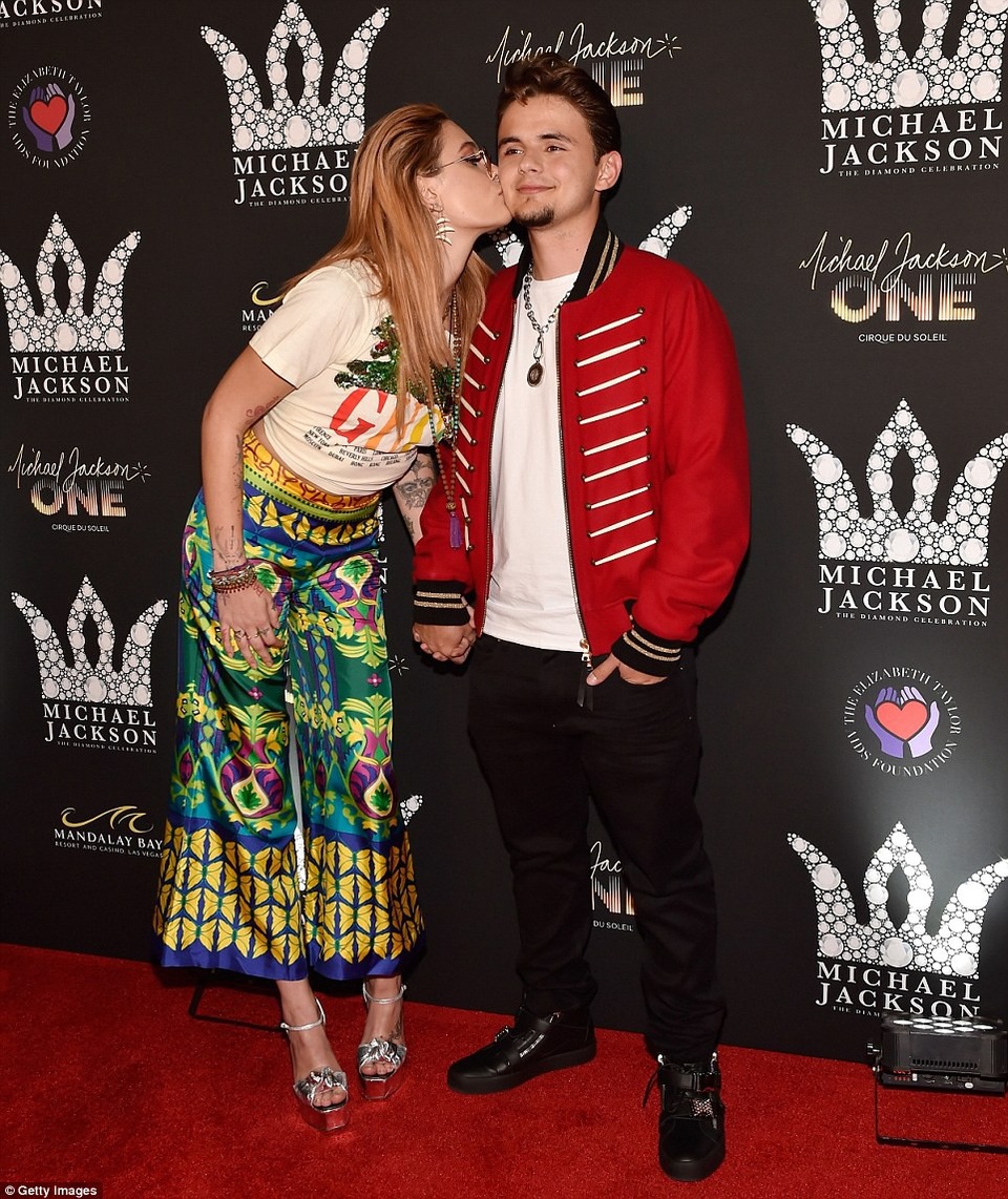 Hai con của Vua nhạc Pop sành điệu dự tiệc mừng sinh nhật cha - 1
Paris và Prince Jackson tới Las Vegas, Mỹ ngày 29/8 dự sự kiện mừng sinh nhật lần thứ 60 của người cha quá cố
