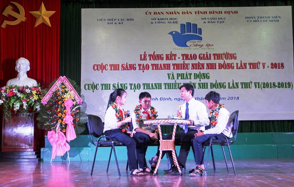Học sinh sáng tạo “máy bóc vỏ dừa” thay sức người - 2 2 nhóm thí thi sinh đạt giải Nhất cuộc thi giao lưu tại buổi lễ.