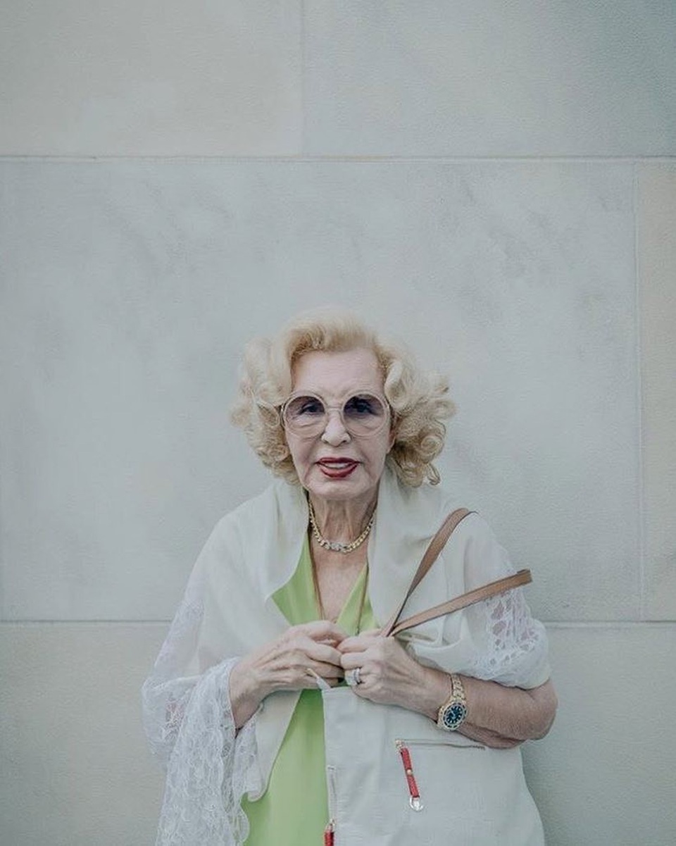Vẻ đẹp bất chấp tuổi tác của những cụ bà quý phái trên đường phố - 1