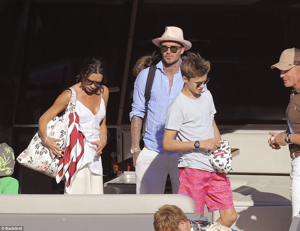 
Vic trẻ trung bên chồng phong độ
