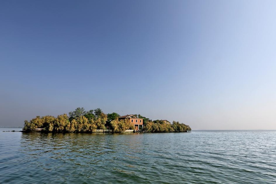 Đến thăm những ngôi làng “ma ám” - 2 Hòn đảo nhỏ này nằm tại một đầm phá ở Venice, từng là trạm phát thanh liên lạc của Hải quân. Sau đó, nó trở thành tài sản tư nhân và hiện đang bị bỏ hoang.