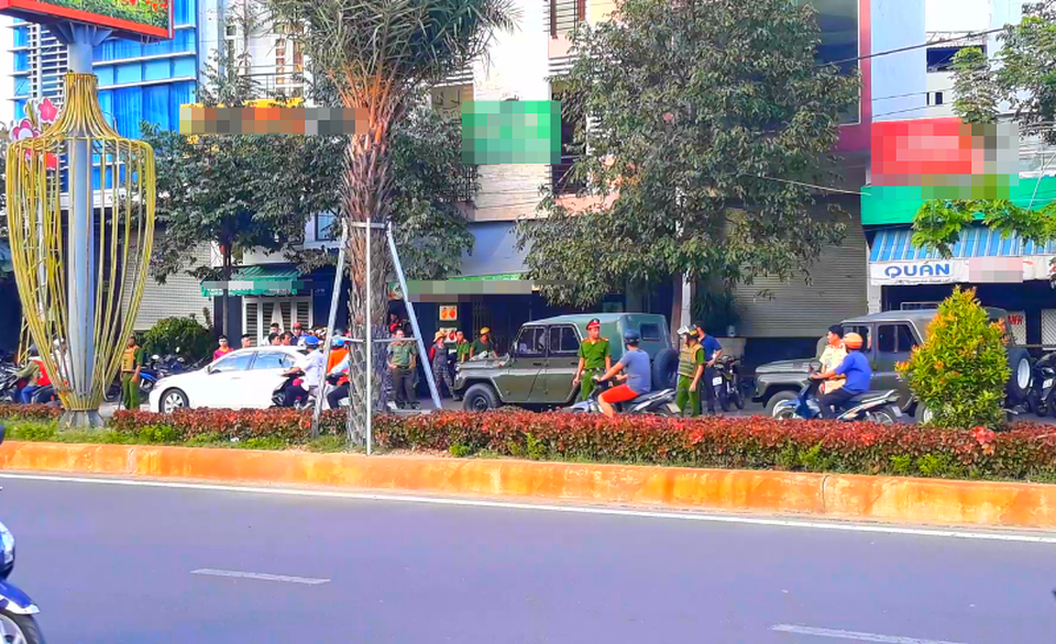 Bộ trưởng Tô Lâm gửi Thư khen Công an tỉnh Bình Định và Phú Yên - 3 Cơ quan chức năng khám xét nơi ở của đối tượng Lê Quốc Bình ở TP Quy Nhơn, tỉnh Bình Định chiều qua (30/8).