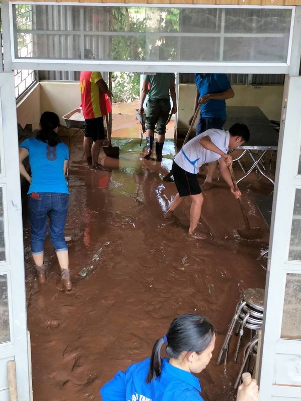 Kinh hoàng lũ ống đổ hàng trăm tấn bùn xuống Trường PTDTBT tiểu học Chà Nưa - 10
Cuộc sống của giáo viên ở vùng cao đã khó khăn, nay còn khốn khó hơn vì thiên tai bão lũ.