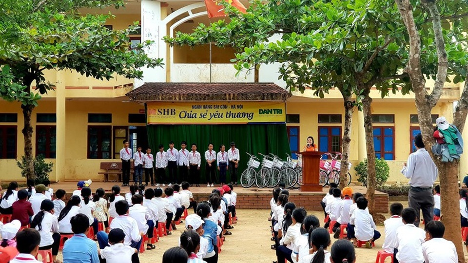 Báo Dân trí phối hợp ngân hàng SHB trao xe đạp đến học sinh nghèo Kỳ Thượng - 1 Đại diện Ngân hàng SHB Chi nhánh Hà Tĩnh phát biểu động viên học sinh Trường Trung học cơ sở Kỳ Thượng trước khi trao quà cho các em được nhận quà.