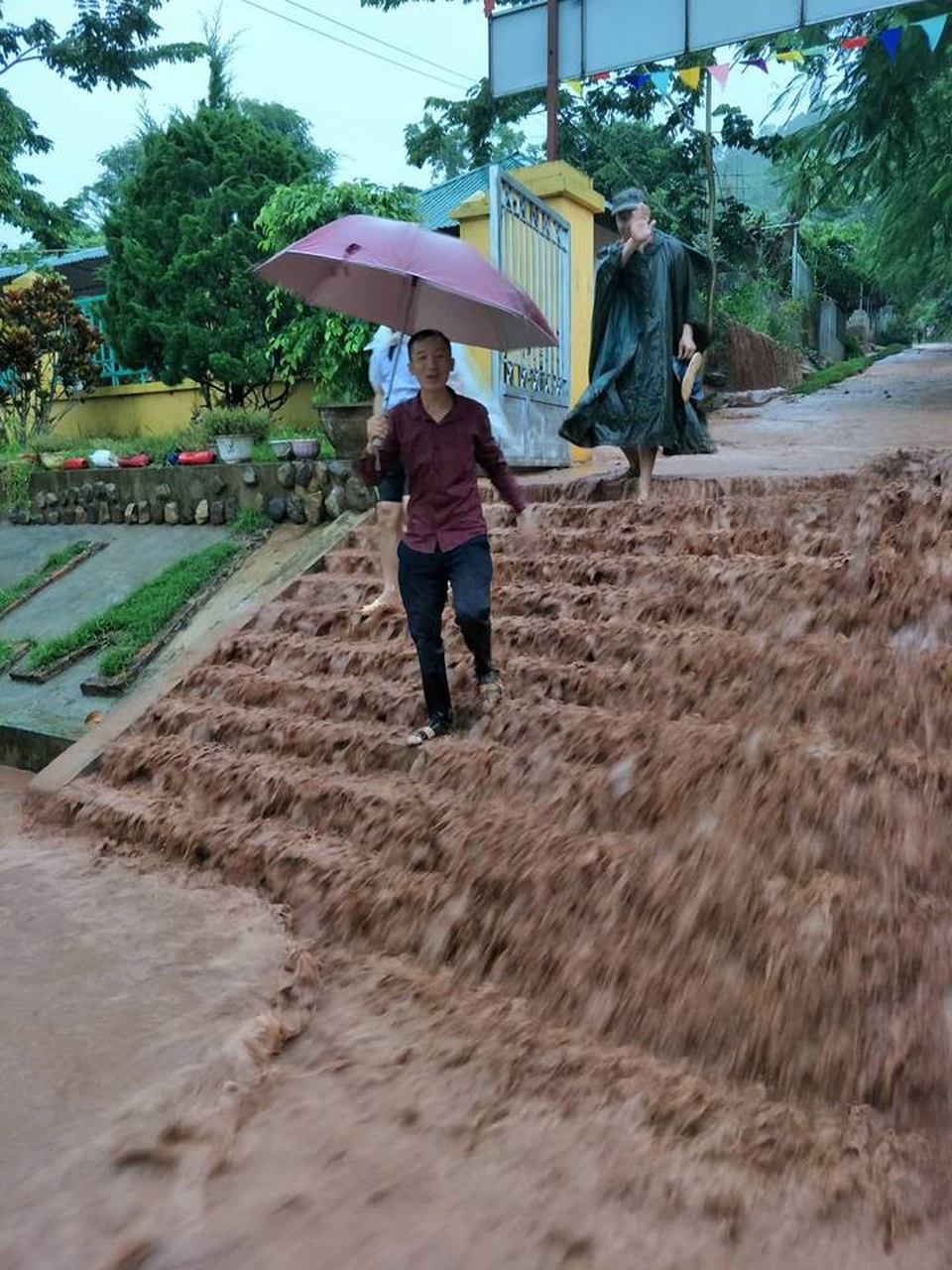 Kinh hoàng lũ ống đổ hàng trăm tấn bùn xuống Trường PTDTBT tiểu học Chà Nưa - 2
300m bờ kè chắn lũ bị cuốn trôi nên bùn đất thi nhau đổ xuống Trường PTDTBT tiểu học Chà Nưa