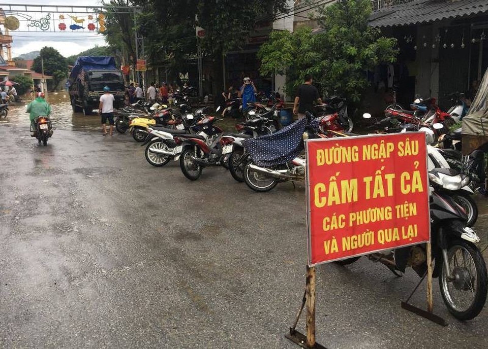 Nước lũ nhấn chìm nhiều ngôi nhà, cuốn trôi nhiều tài sản - 10 Chính quyền huyện Bá Thước đặt biển cảnh báo qua đoạn đường ngập sâu