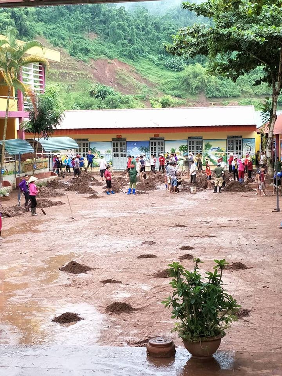 Kinh hoàng lũ ống đổ hàng trăm tấn bùn xuống Trường PTDTBT tiểu học Chà Nưa - 8
Hàng trăm tấn bùn đất đang được thu gom, quét dọn để giáo viên, học sinh nhà trường chuẩn bị khai giảng năm học mới