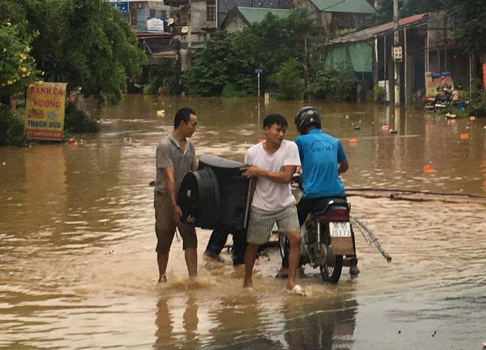 Nước lũ nhấn chìm nhiều ngôi nhà, cuốn trôi nhiều tài sản - 9 Người dân phải sơ tán tài sản đến nơi an toàn do ngập lụt