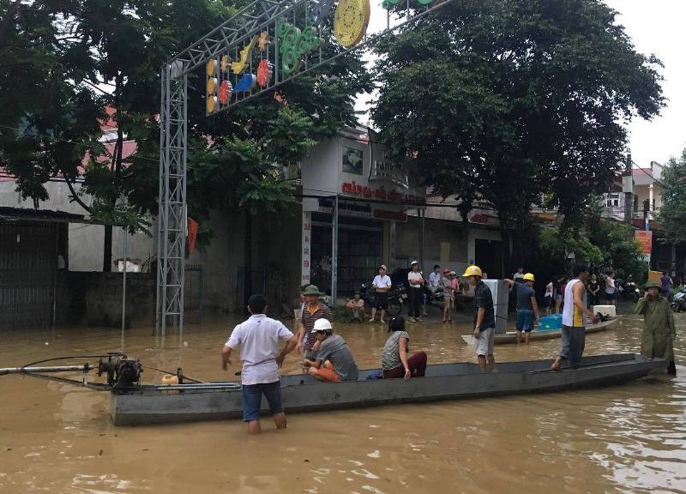 Nước lũ nhấn chìm nhiều ngôi nhà, cuốn trôi nhiều tài sản - 12 Thậm chí dùng cả thuyền máy để qua đoạn đường ngập sâu