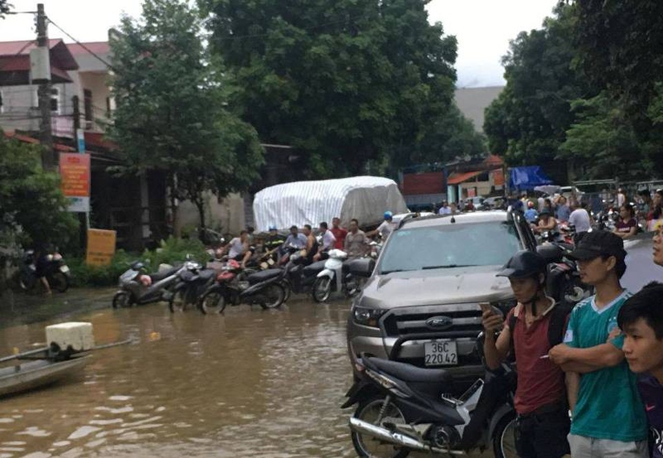 Nước lũ nhấn chìm nhiều ngôi nhà, cuốn trôi nhiều tài sản - 13 Nhiều đoạn, các phương tiện giao thông không thể qua được
