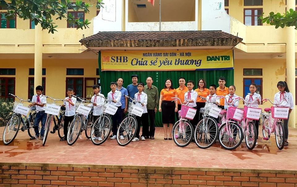 Báo Dân trí phối hợp ngân hàng SHB trao xe đạp đến học sinh nghèo Kỳ Thượng - 2 Đại diện Ngân hàng SHB chi nhánh Hà Tĩnh cùng ông Nguyễn Văn Dũng - Phó trưởng Văn phòng đại diện Báo Dân trí Bắc Miền Trung trao quà cho 10 em học sinh nhà trường.