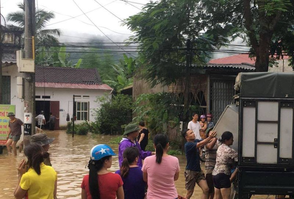 Nước lũ nhấn chìm nhiều ngôi nhà, cuốn trôi nhiều tài sản - 8 Nước lũ nhấn chìm nhiều ngôi nhà, cuốn trôi nhiều tài sản - 8