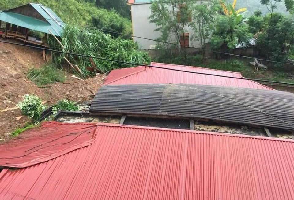 Thanh Hóa: Mưa lớn gây sạt lở đất, vùi lấp nhiều phòng học - 1
Nhiều phòng học trên địa bàn huyện Quan Hóa (Thanh Hóa) bị mưa lũ vùi lấp.