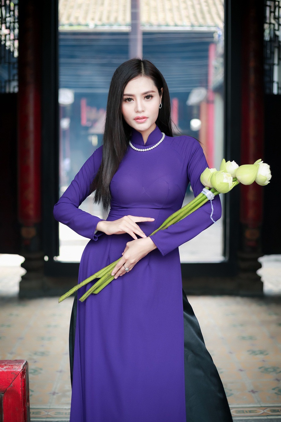 Hoa khôi Thời trang Dy Khả Hân tự tin với áo dài - 1 Từng giành chiến thắng cuộc thi Hoa khôi thời trang Miss Fashion 2017, người đẹp Dy Khả Hân sở hữu gương mặt khả ái, góc cạnh, cùng số đo và chiều cao chuẩn 1m73 - 50kg với số đo ba vòng 86 - 60 - 92
