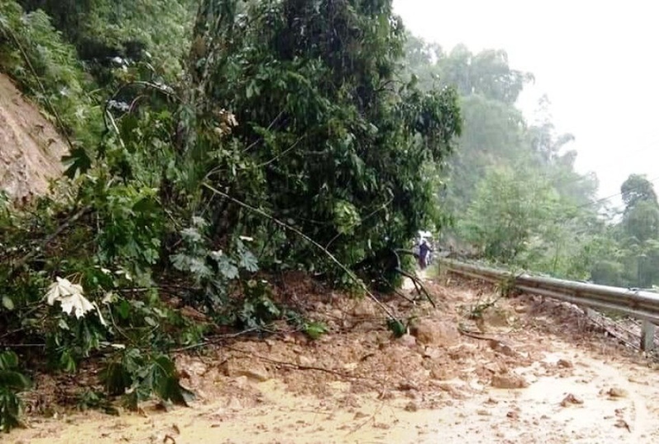 Nước lũ nhấn chìm nhiều ngôi nhà, cuốn trôi nhiều tài sản - 4 Nhiều tuyến giao thông tại các huyện miền núi Thanh Hóa bị sạt lở gây chia cắt, cô lập