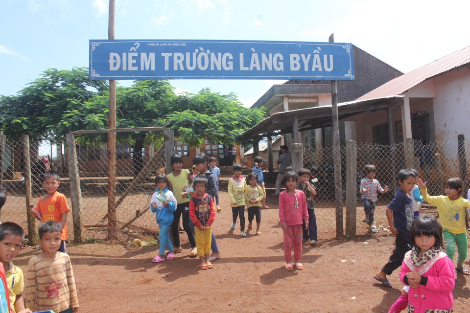 Thực hiện dồn lớp, ghép trường trên vùng cao: Cần có lộ trình - 1
Một điểm trường thuộc xã Lơ Pang (huyện Mang Yang, tỉnh Gia Lai) vẫn đang nằm cheo leo trên đỉnh núi Bờ Yầu.