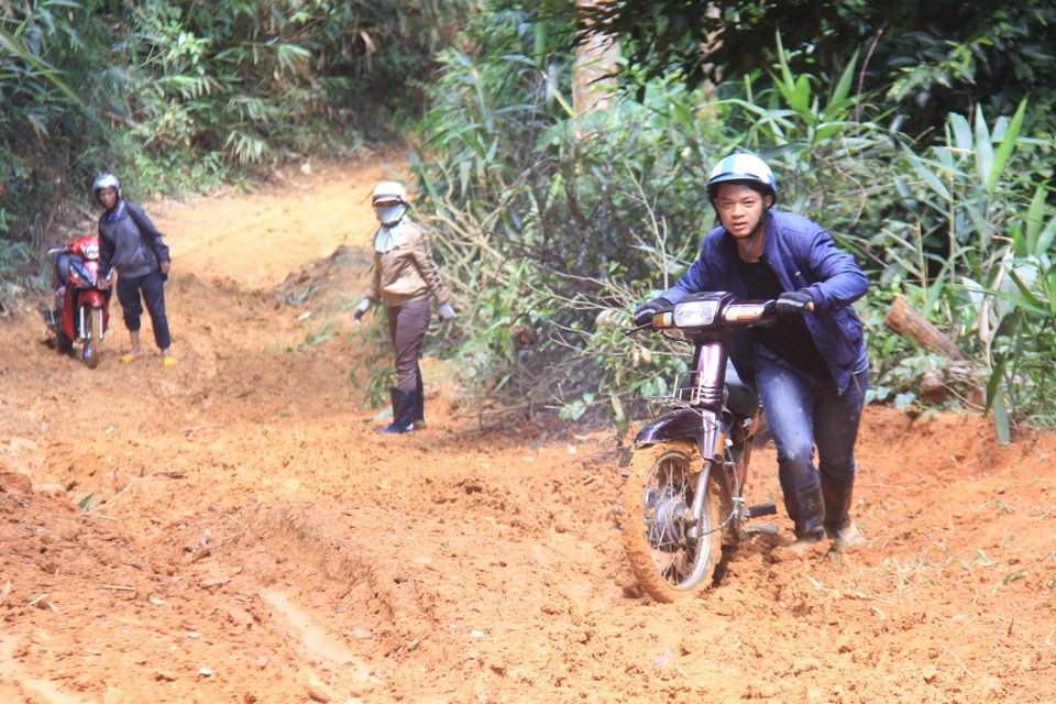 Thực hiện dồn lớp, ghép trường trên vùng cao: Cần có lộ trình - 2 Cảnh những thầy cô giáo băng rừng cõng chữ lên điểm trường B Yầu