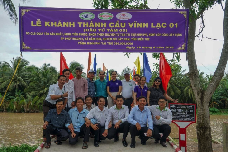 Khánh thành 3 cây cầu dân sinh mới nhân dịp 19/8, 02/9 và Lễ Vu Lan 2018 - 9 Các vị đại biểu chụp ảnh lưu niệm tại cầu Từ Tâm 05.
