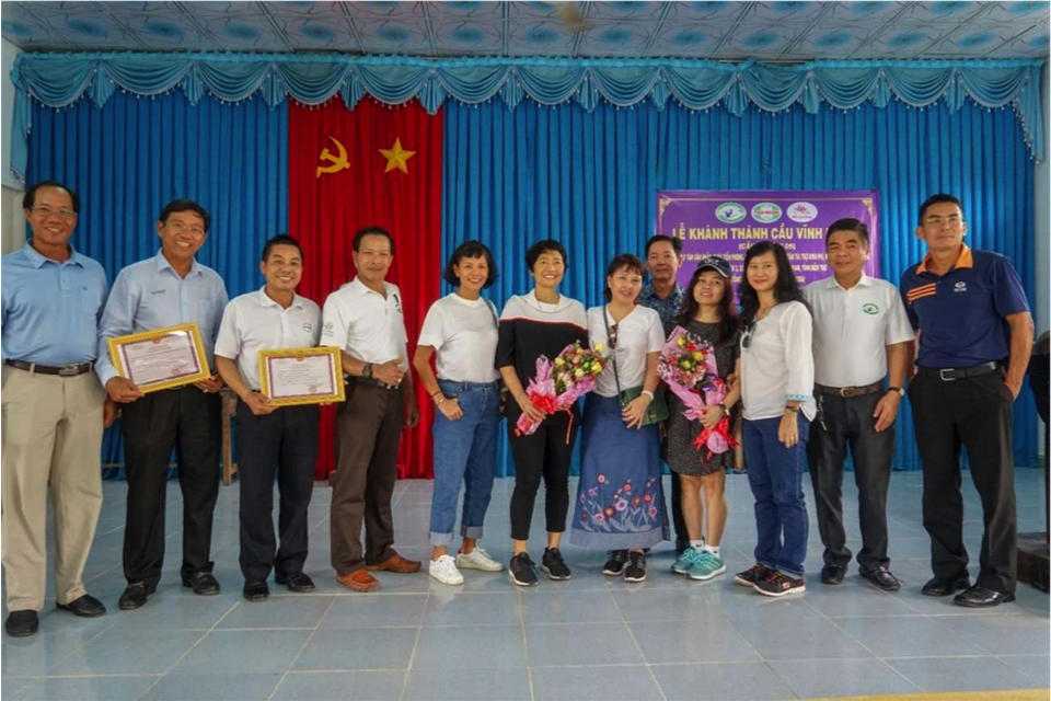 Khánh thành 3 cây cầu dân sinh mới nhân dịp 19/8, 02/9 và Lễ Vu Lan 2018 - 10 Các thành viên Câu lạc bộ Golf Tân Sơn Nhất nhận hoa và giấy cảm tạ của địa phương thay lời cảm ơn.