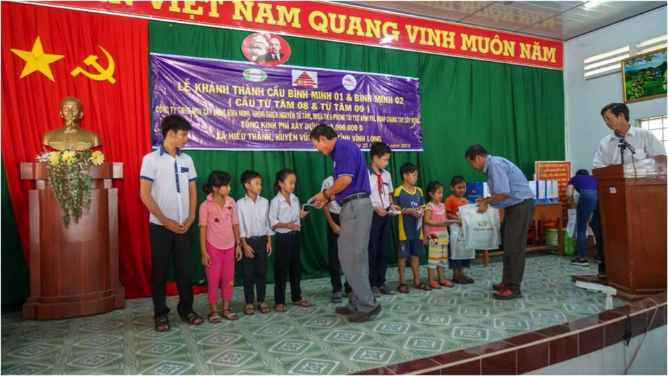 Khánh thành 3 cây cầu dân sinh mới nhân dịp 19/8, 02/9 và Lễ Vu Lan 2018 - 15 Các phần học bổng khuyến học và các phần quà được trao đến tay các em học sinh.