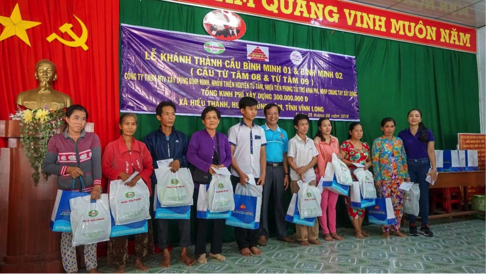 Khánh thành 3 cây cầu dân sinh mới nhân dịp 19/8, 02/9 và Lễ Vu Lan 2018 - 16 Các phần được trao đến tay các hộ có hoàn cảnh khó khăn.
