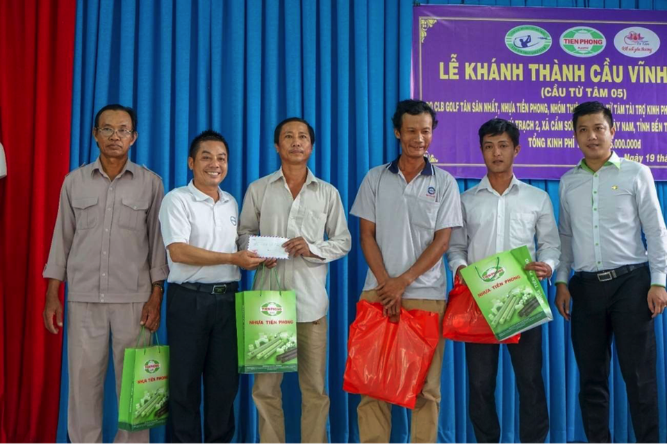 Khánh thành 3 cây cầu dân sinh mới nhân dịp 19/8, 02/9 và Lễ Vu Lan 2018 - 7 Đại diện Câu lạc bộ Golf Tân Sơn Nhất trao quà cho đội thi công cầu.