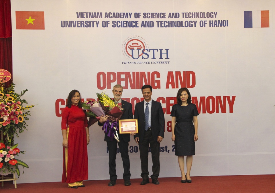 Trường đại học Việt - Pháp đạt kết quả vượt bậc trong công bố quốc tế - 3
GS Patrick Boiron nhận Kỷ niệm chương vì sự nghiệp giáo dục do Bộ GD&ĐT trao tặng