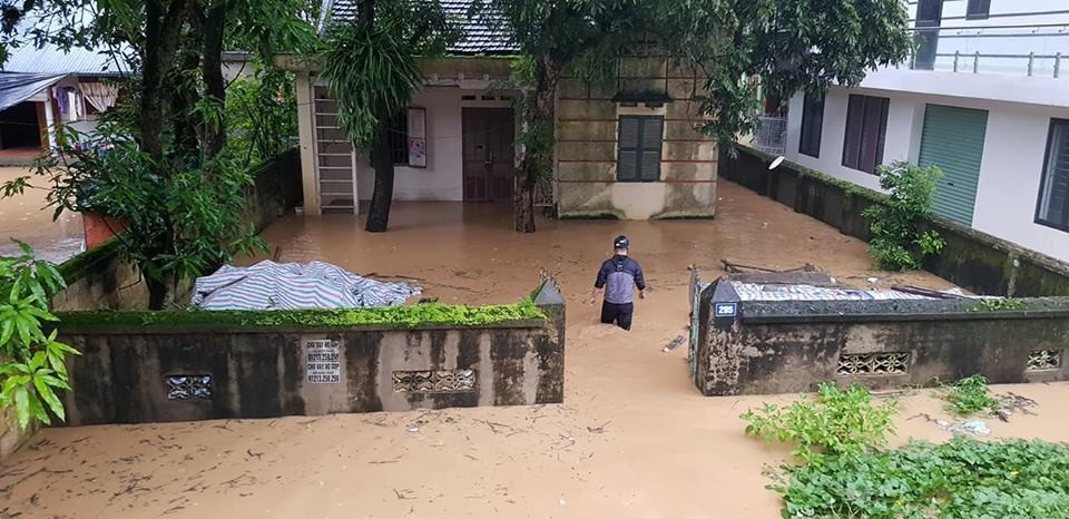 Kinh hoàng cảnh lũ lụt 10 năm rồi mới thấy ở Sơn La - 2
Nước lũ lên quá nhanh nên nhiều người dân không kịp vận chuyển đồ đạc
