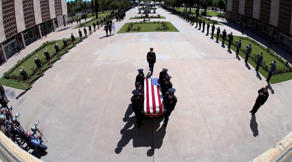 Hàng nghìn người Mỹ đội nắng viếng Thượng nghị sĩ John McCain - 1 Ngày 29/8, linh cữu của Thượng nghị sĩ John McCain đã được đưa tới tòa nhà nghị viện ở Phoenix, bang Arizona và một nghi thức tưởng niệm đã diễn ra ở đây.