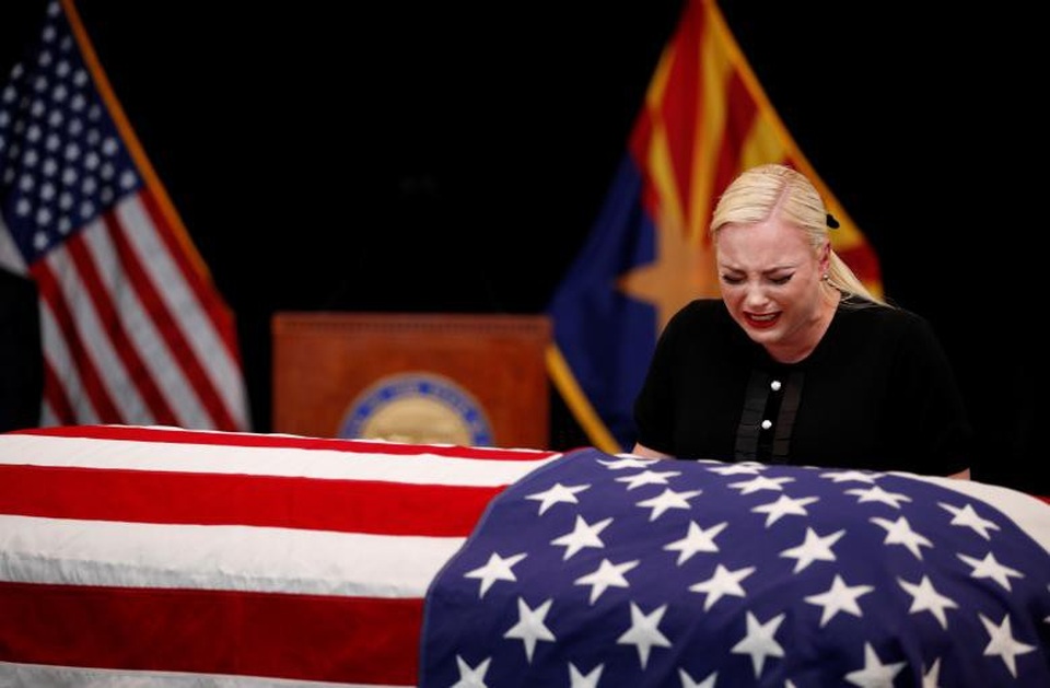Hàng nghìn người Mỹ đội nắng viếng Thượng nghị sĩ John McCain - 9
Meghan McCain, con gái ông John McCain, bật khóc khi tới gần linh cữu của cha.